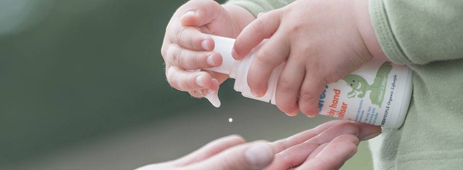 Hvad er der i jeres Sticky Hand Sanitiser, der virker antibakterielt?